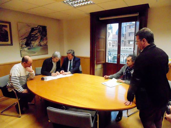 Agindutako diru-laguntza eman dio Futbol Federazioak Udalari