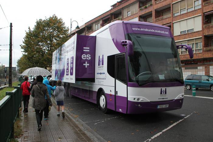 Zumaian egongo da Emakunderen autobusa gaur eta bihar