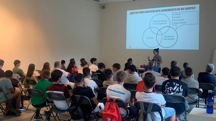 Espainiako eskubaloi selekzioko talde teknikoa Zumaian izan da hitzaldi bat ematen