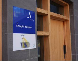 Argindarraren fakturan sos batzuk aurreztu nahi dituzten herritarrek Energia Bulegora jo dezakete