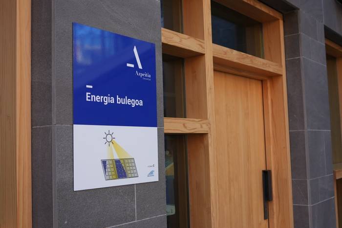 Argindarraren fakturan sos batzuk aurreztu nahi dituzten herritarrek Energia Bulegora jo dezakete