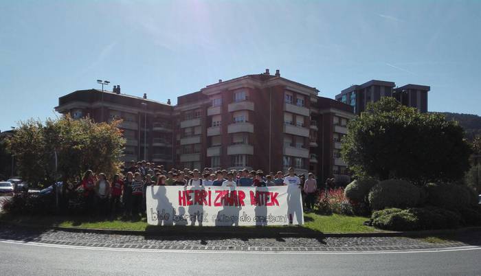 Azpeitiko ikasleek kontzentrazioa egin dute, Gudari Egunaren harira