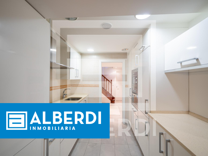 Alberdi Inmobiliaria: xarma berezia duen duplexa Kale Nagusian