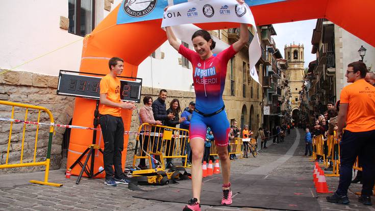 Getariako Triatloia irabazi du Helene Alberdik
