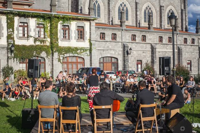 Egitarau oparoa, Esklabak Zentro Sozialistaren 5. urteurrenean