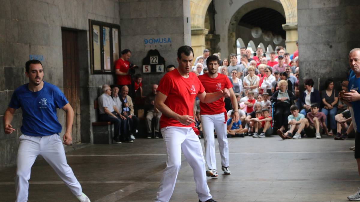 Gorri-urdinez jantziko da herria Pilotari Egunean