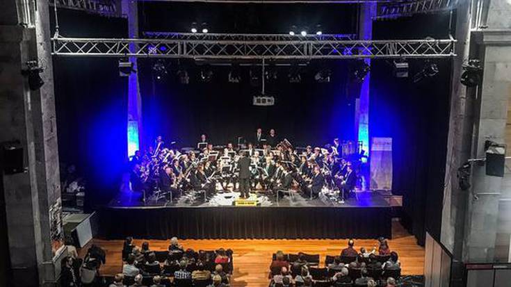 Denetariko abestiak eta jende ugari, Udal Musika Bandaren Santa Zezilia kontzertuan