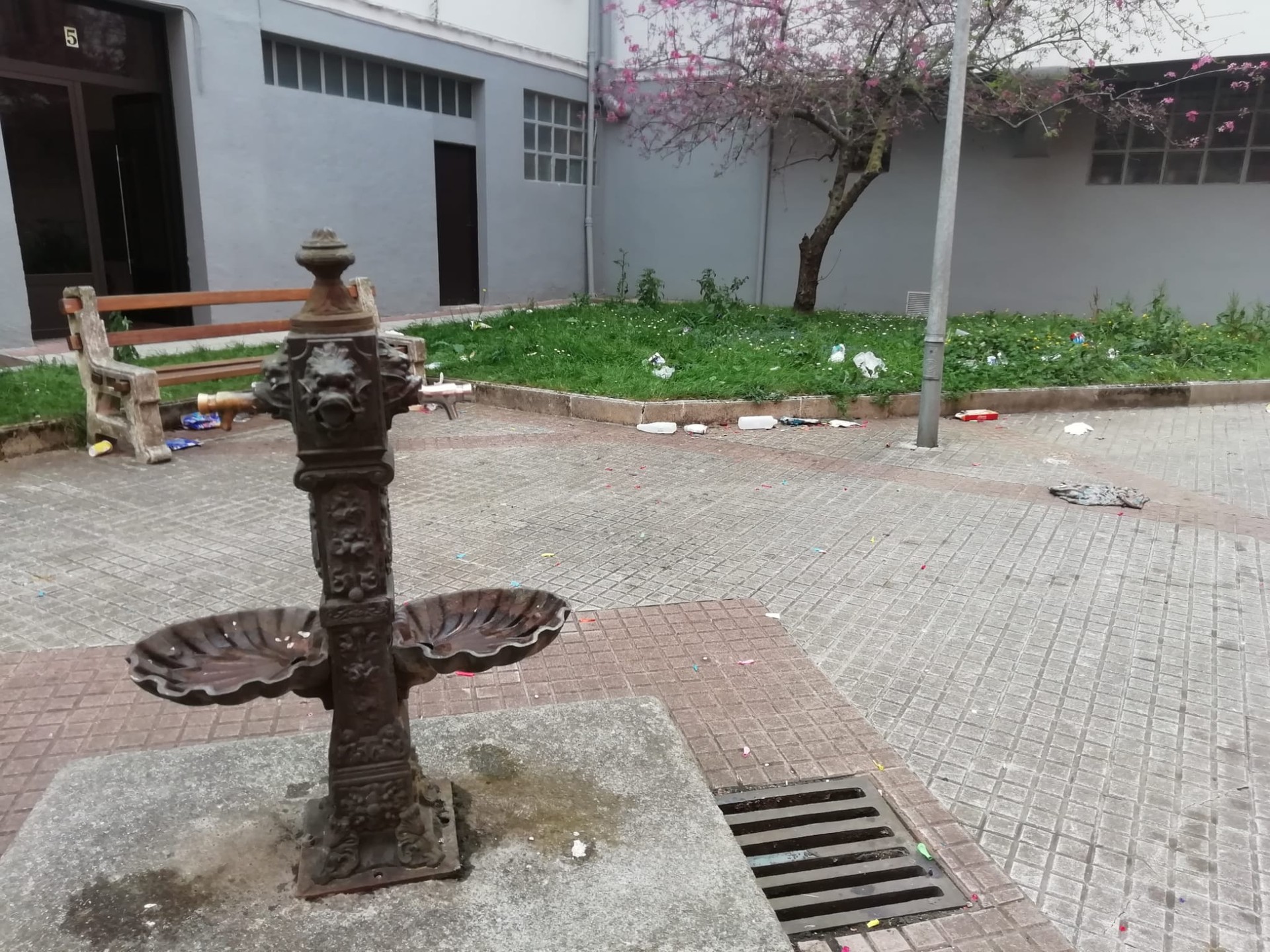 Juan XXIII. plaza, zaborrez estalita