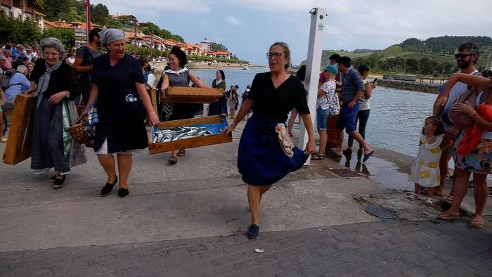 Itsasoko izarra-Karmenak: Txalupen etorrera eta arrain salmenta