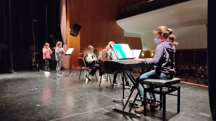 Instrumentu desberdinak entzuteko aukera izan da Musika Eskolako ikasleen eskutik