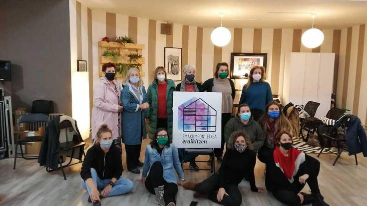 Josebe Iturriozen hitzaldia eta Esti Curielen tailer praktikoa izan dira gaur Emakumeon* Etxearen topaketetan