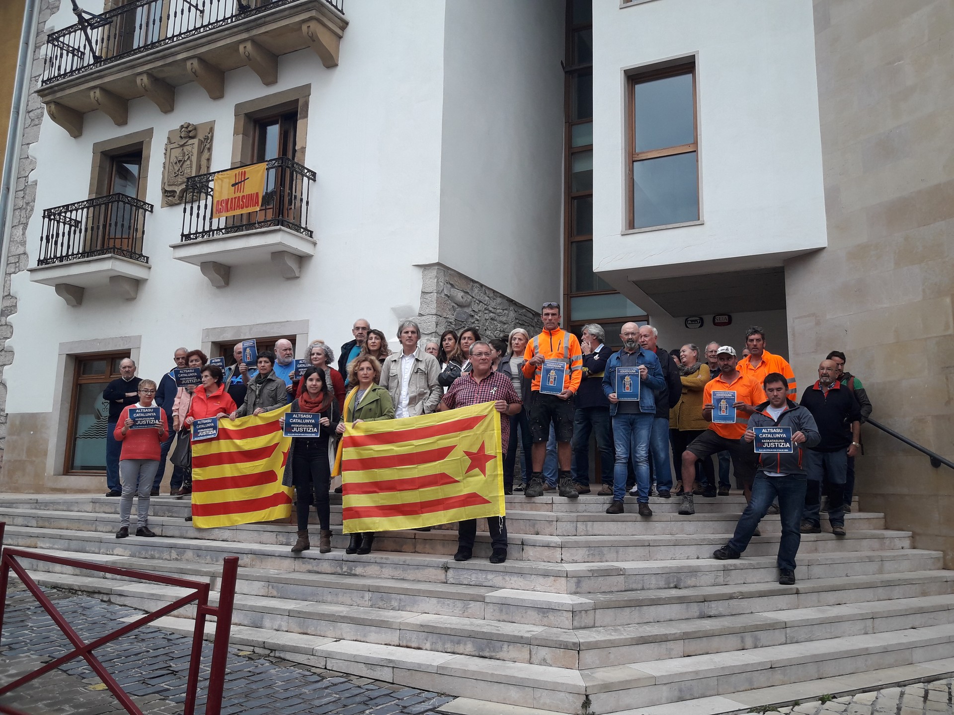 Kataluniari eta Altsasuko gazteei elkartasuna adierazi diete udaletxe aurrean