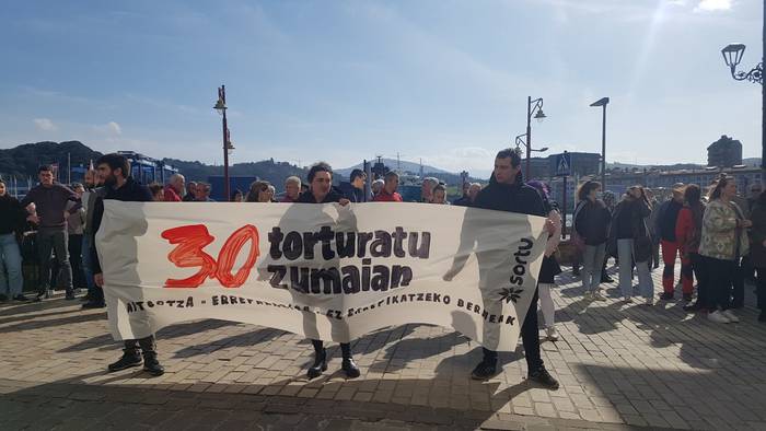 Dozenaka zumaiarrek bat egin dute torturen aurkako elkarretaratzearekin