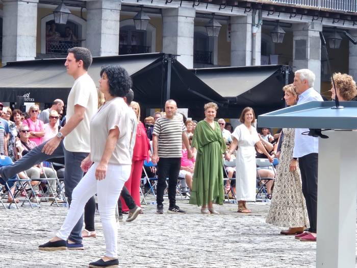 Gipuzkoako ordezkariak "lotu" dituen ohorezko soka dantzan izan da Azkoitia ere