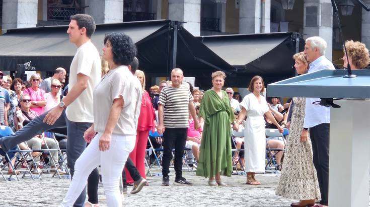 Gipuzkoako ordezkariak "lotu" dituen ohorezko soka dantzan izan da Azkoitia ere