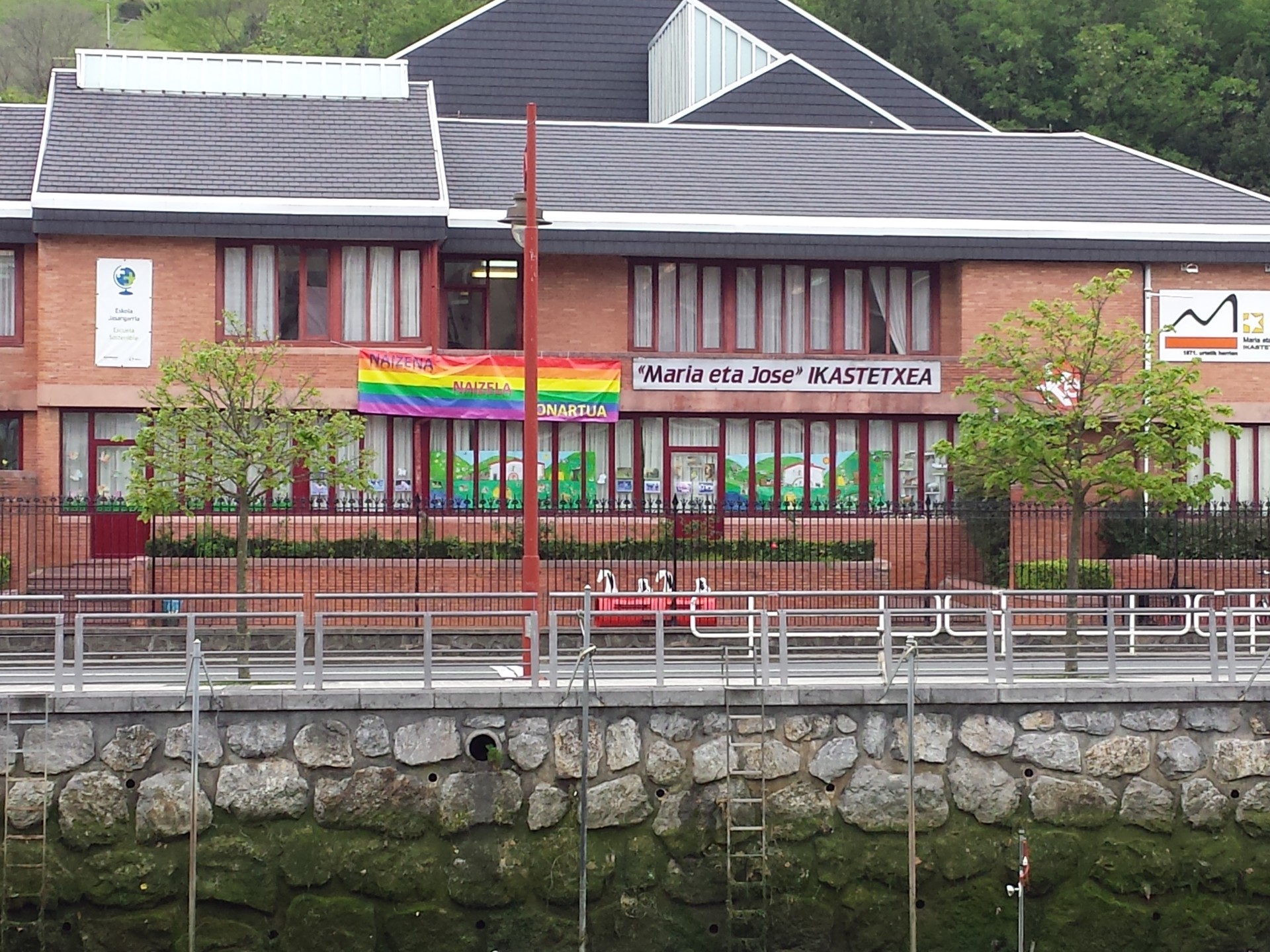 Maria eta Jose ikastetxea LGBT berdintasunaren alde