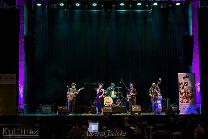 Voodoo Charms eta Indian Feathers taldeen Azpeitiko kontzertuak, irudietan