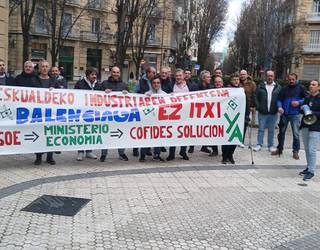 PSE-EEren egoitza aurrean elkarretaratu dira Balenciagako langileak, Donostian