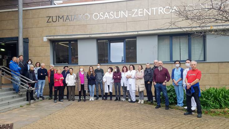 Osasun publikoaren aldeko elkarretaratzea egin dute anbulatorioan