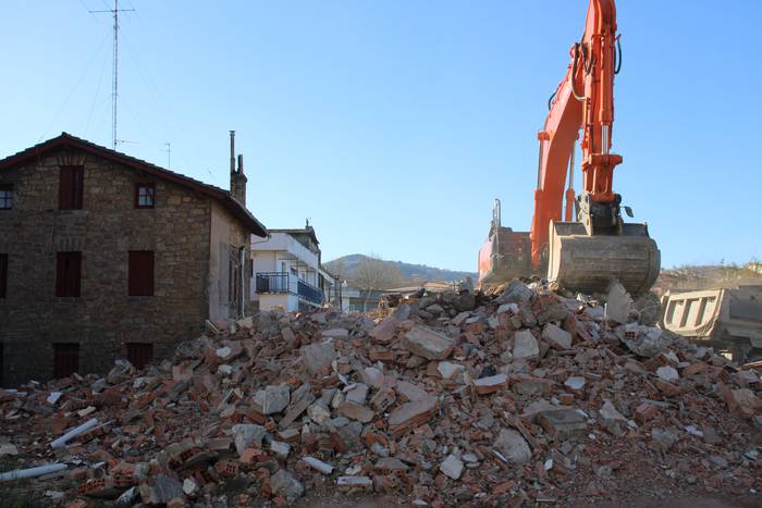 Juaristi Aroztegia zena eraitsi dute Zarautzen