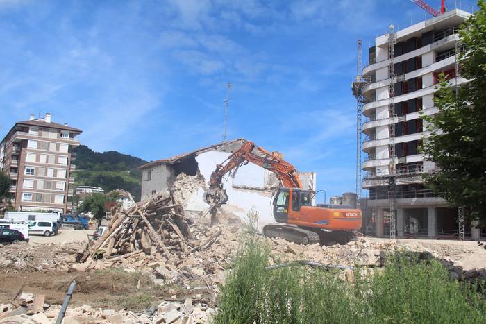 Zarauzko Salberdin, Ixpilla eta Txiliku baserriak eraisten ari dira