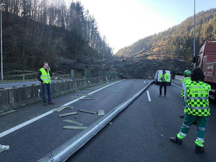 A-8 autobidea itxita dago Zaldibar parean, luizi handi baten ondorioz