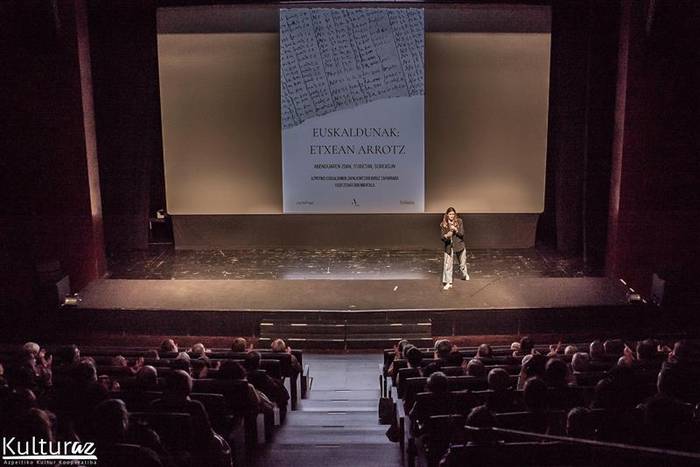 Jendaurrean aurkeztu dute 'Euskaldunak: etxean arrotz' dokumentala
