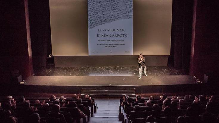 Jendaurrean aurkeztu dute 'Euskaldunak: etxean arrotz' dokumentala