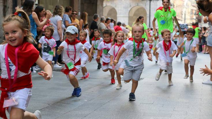 Sanfermin giroa Azkoitira ekarri dute Uztaila Jolaseaneko haurrek