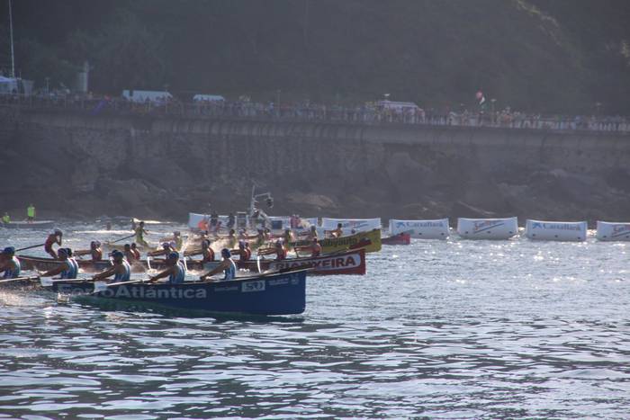 Irudietan: Hibaika eta Urdaibai nagusi Zarauzko gaurko estropadan