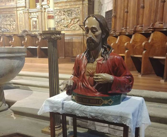 'Jesusen bihotza' bustoa zaharberritu du Rakel Nacentak