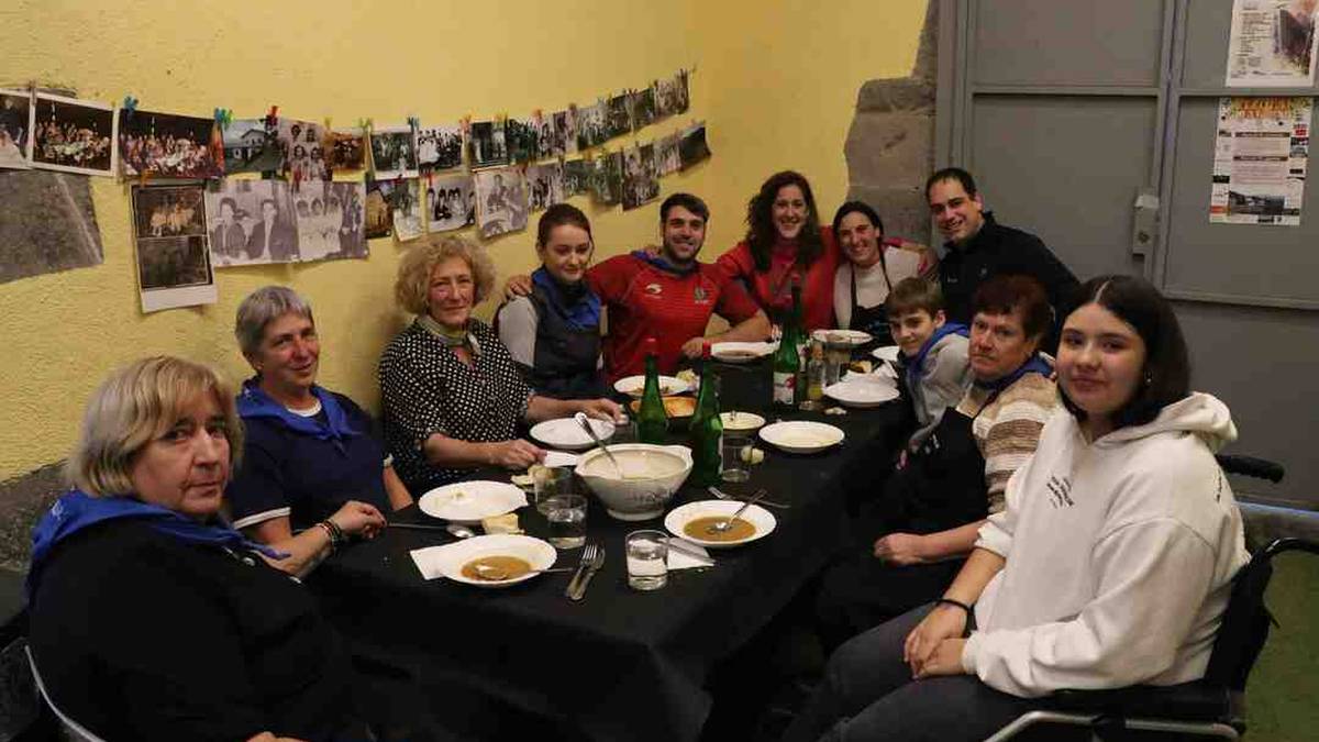 Dantzan eta kantuan agurtu dituzte Altzolako sanromanak