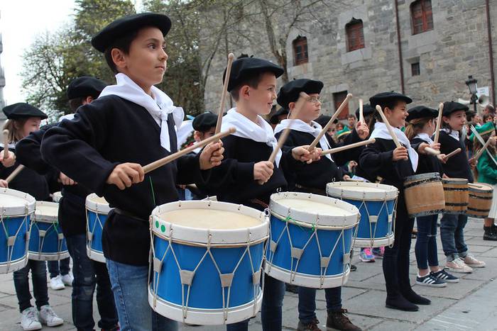 270 ume aterako dira bihar kalera Azkoitiko danborradan