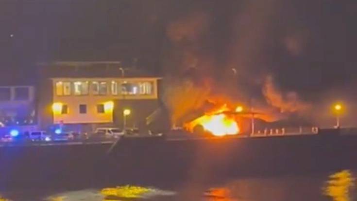 Edukiontzi batzuek su hartu dute Zarauzko Elkano kalean