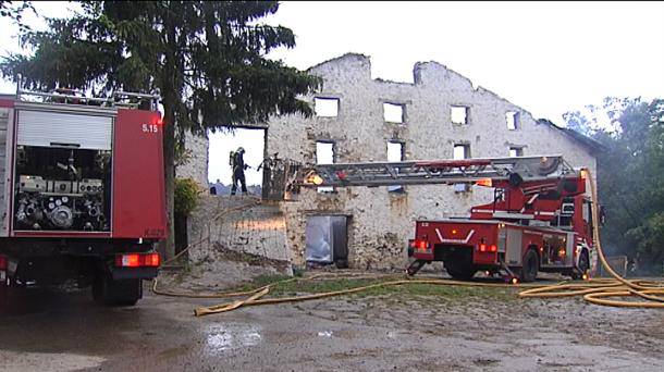 Errezilgo Ezama auzoko Antzelai baserria erabat erre da goizaldean