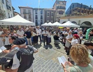 Euskaraz abestera aterako dira bihar, Larrainako kideekin eta Korokoiekin batera