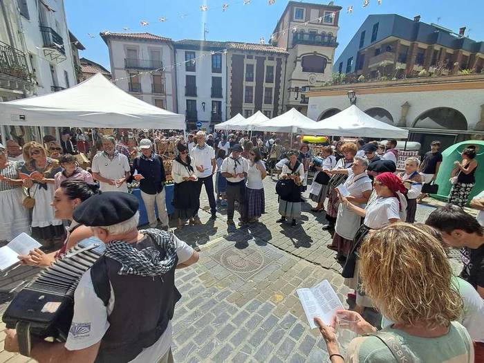 Euskaraz abestera aterako dira bihar, Larrainako kideekin eta Korokoiekin batera