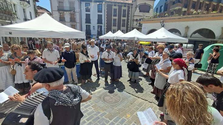 Euskaraz abestera aterako dira bihar, Larrainako kideekin eta Korokoiekin batera