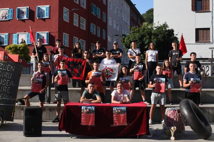 Ohi baino egitarau potoloagoarekin, "berezi" ospatuko du Gaztetxeak 20. urteurrena