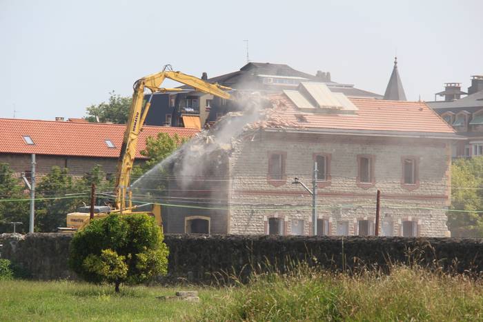 Hasi dira Zarauzko tren geltokia eraisten