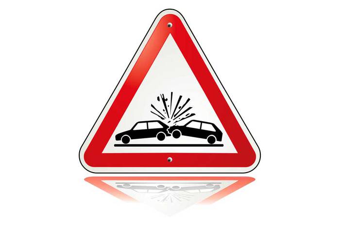 Pertsona bat zauritu da Azkoitian bi autok izan duten istripuan