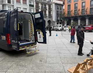 NA eta pasaportea egiten nahiz berritzen ari dira herriko plazan