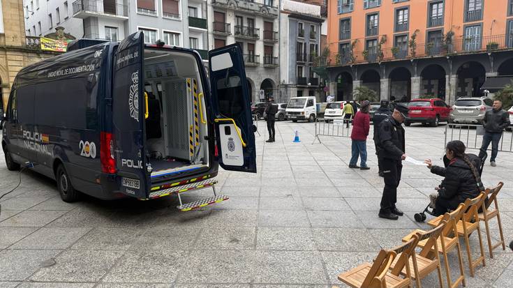 NA eta pasaportea egiten nahiz berritzen ari dira herriko plazan