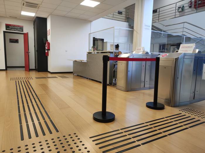 Lurreko seinaleztapena jarri dute Azkoitiko Elkargunean ikusmen urritasuna duten pertsonentzat