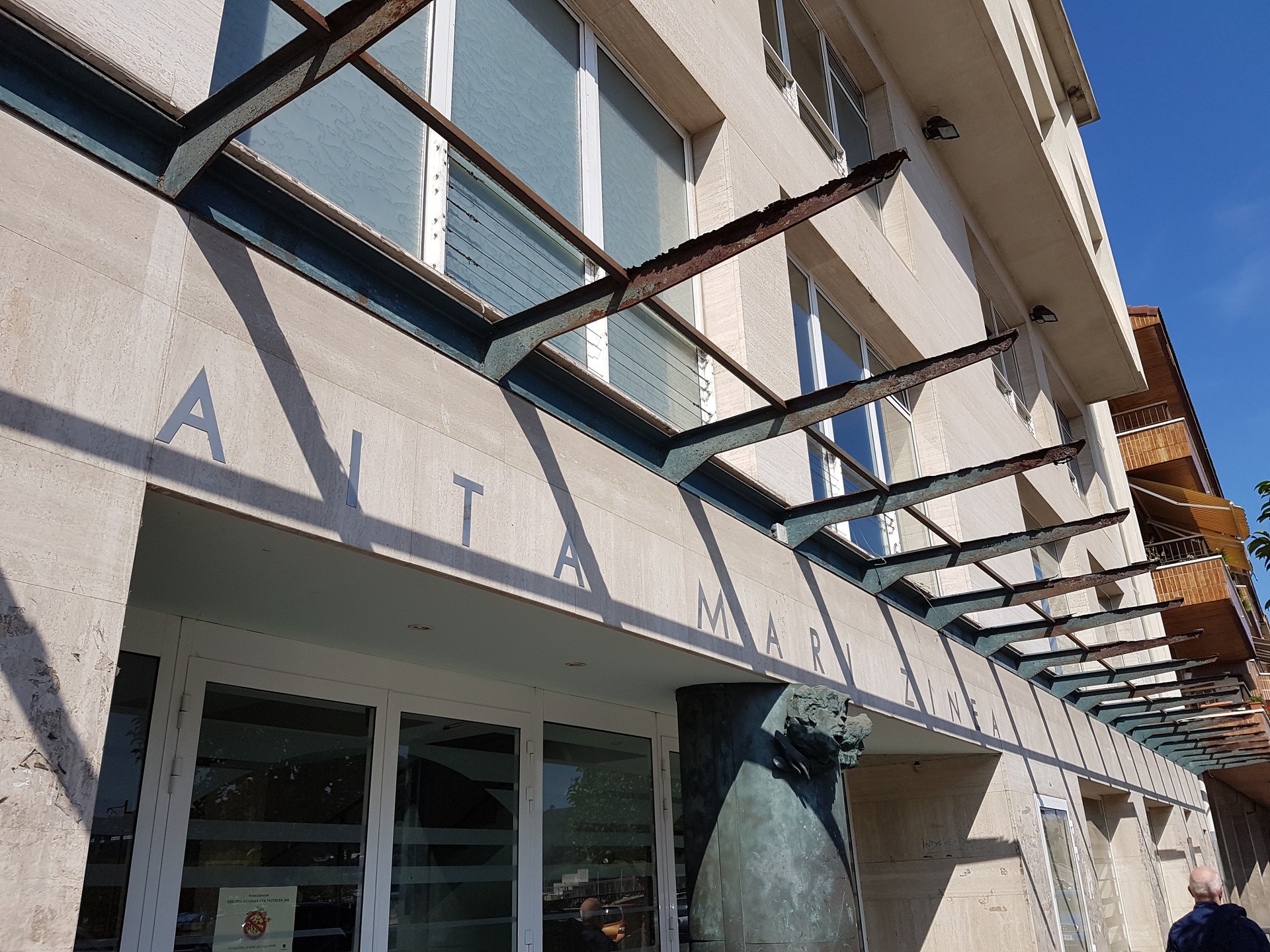 Aita Mari aretoari, aterpe berri