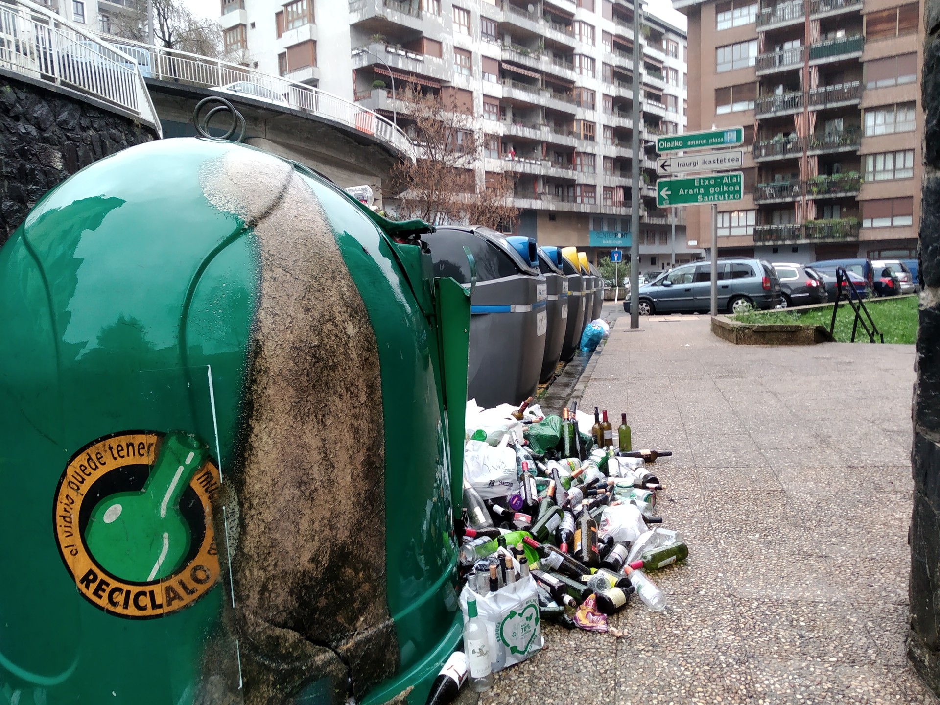 Olazko Amaren Plazan ere, beiraren edukiontzia gainezka