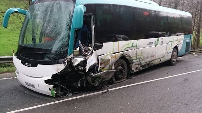 Hiru zauritu Azkaraten, autobusak eta auto batek elkar jota 