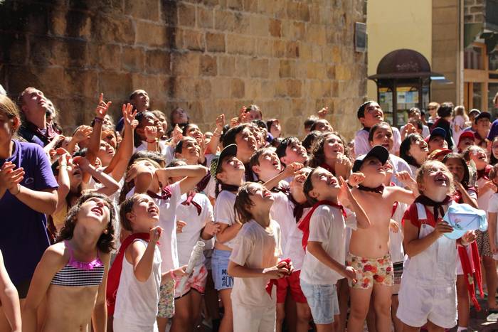 San Fermin Txikik eta zezen puzgarriek girotuko dituzte kaleak, bihar