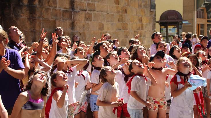 San Fermin Txikik eta zezen puzgarriek girotuko dituzte kaleak, bihar