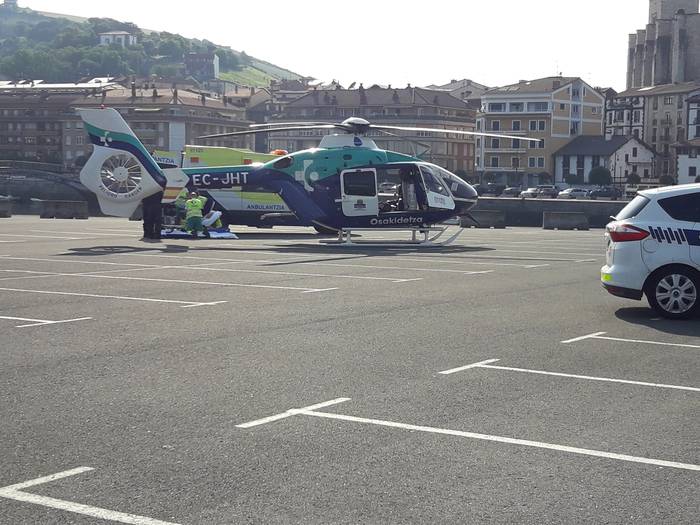 Gaixo zegoen emakume bat eraman zuten Donostiako ospitalera helikopteroz